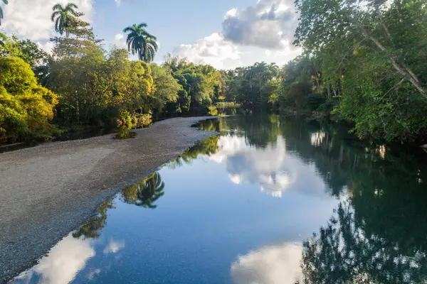 Baracoa, Küba yakınındaki küçük nehir