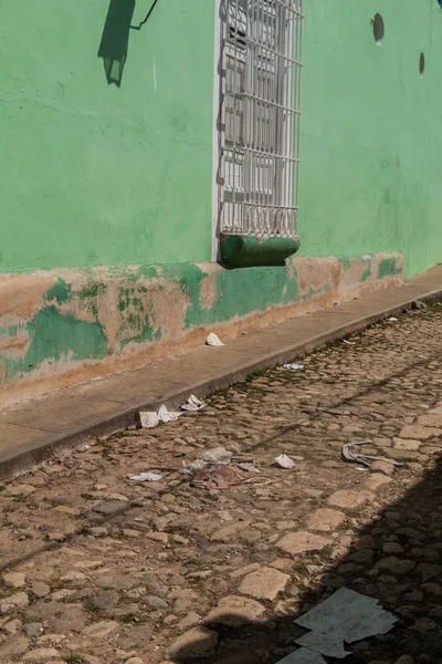 Trinidad, Küba'nın ortasındaki bir sokakta çöp.