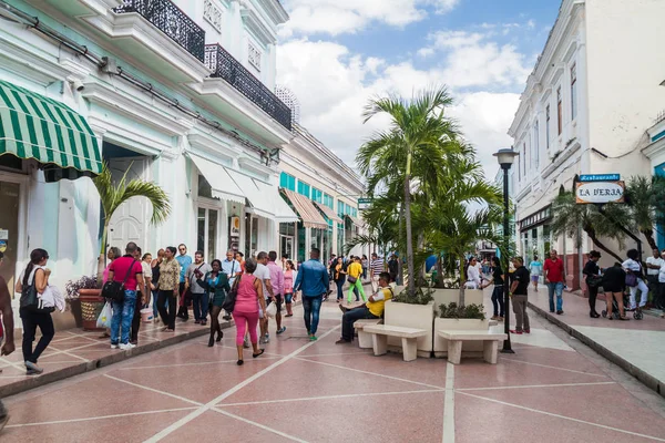 Cienfuegos Cuba Şubat 2016 Nsanlar Cienfuegos Küba Bir Yaya Caddesi — Stok fotoğraf