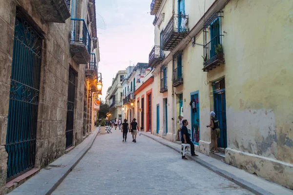 Havana, Küba - 20 Şubat 2016: İnsanlar at Royal'deyim Havana Vieja içinde
