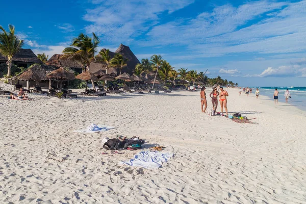 Tulum, Mexio - 29 Şubat 2016: Turist Tulum, Meksika için Karayip kumsalın tadını çıkar