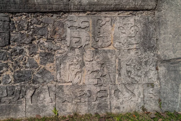 Reliefs Des Joueurs Sur Grand Terrain Balle Sur Site Archéologique — Photo