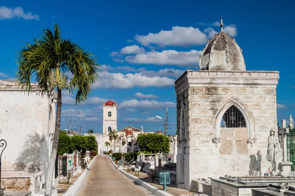 Camagüey, Cuba - 25 Ocak 2016: Mezar mezarlık Camagüey, Küba