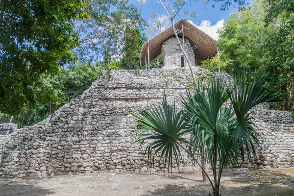 Coba, Meksika Maya şehir kalıntıları, boyalı lento Piramidi