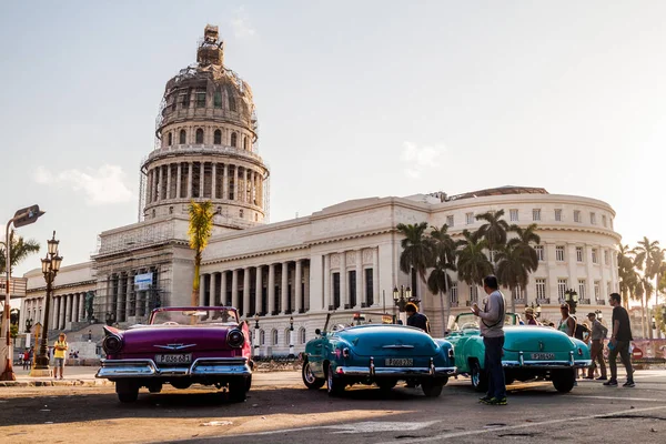 哈瓦那 2016年2月20日 五颜六色的老式汽车等待游客在哈瓦那中央公园前的国家国会大厦 — 图库照片