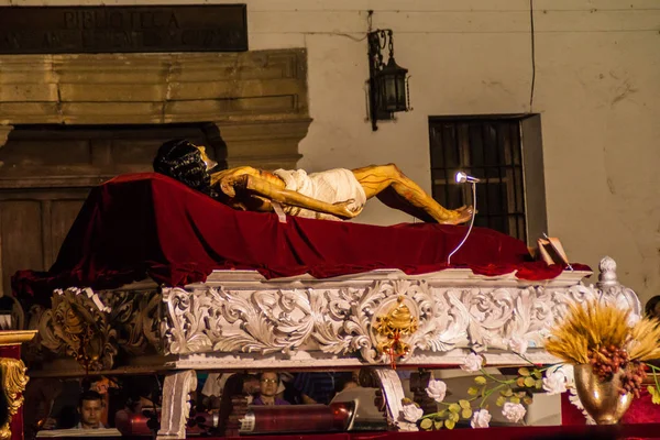 Antigua, Guatemala - 25 Mart 2016: İyi Cuma günü geçit katılımcılar Antigua Guatemala City tarafından yapılan büyük kayan nokta.