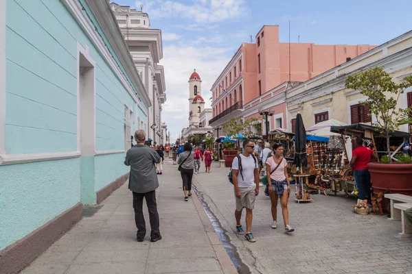 Cienfuegos, Cuba - 12 Şubat 2016: Cienfuegos, Cuba Hediyelik eşya pazarında.
