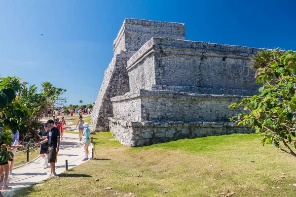 Tulum, Meksika - 29 Şubat 2016: Tulum, Meksika antik Maya şehir kalıntıları turist ziyaret