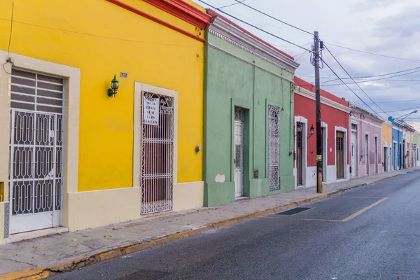 Merida México Feb 2016 Coloridos Edificios Bordeando Calle Mérida —  Fotos de Stock
