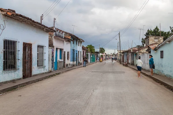 Remedios, Küba - 12 Şubat 2016: Bir sokak Remedios şehirdeki Küba harap evlerin görünümünü
