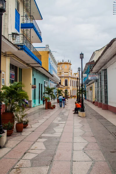 Sancti Spiritus, Küba - 7 Şubat 2016: Sancti Spiritus, Küba yaya bölgesinde, insanlar yürümek
