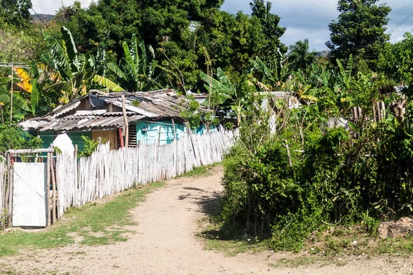 Küçük iz El Cobre Köyü, Küba