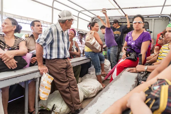 Bayamo, Küba - 31 Ocak 2016: İnsanlar Bayamo bir kamyona binmek. Küba'da kamyon kez yolcu taşımak.