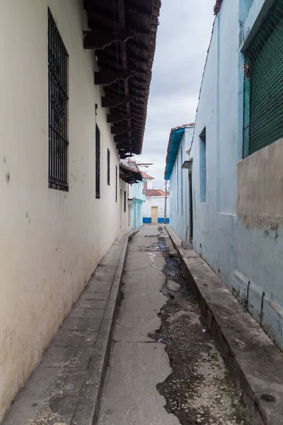 サンクティ スピリトゥス キューバの狭い汚い路地 — ストック写真