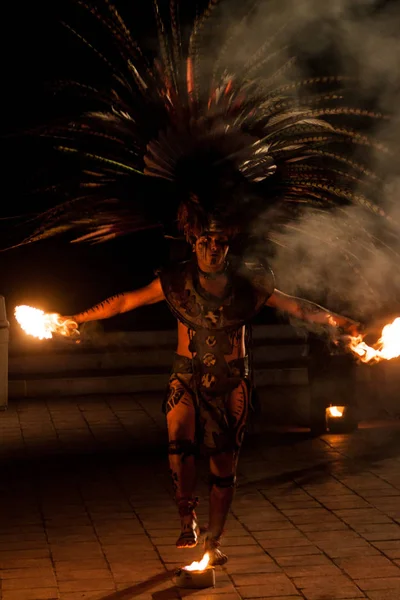 Chichen Itza, Meksika - 25 Şubat 2016: Yerli Maya dansçı performans Chichen Itza ruins yakınındaki.