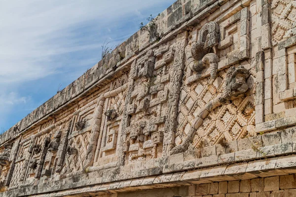 Rahibenin Quadrangle (Cuadrangulo de las Monjas) bina kompleksinde antik Maya şehir Uxmal, Meksika kalıntıları, ayrıntılı oymalar