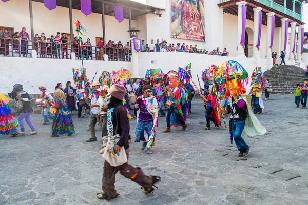 Santiago Atitlan, Guatemala - 24 Mart 2016: Yerli halkın önünde Santiago Atitlan kilisede renkli giysiler içinde.