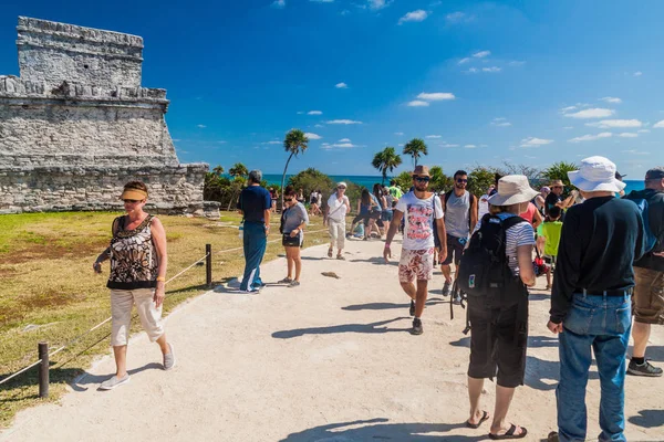 Tulum, Mexio - 29 Şubat 2016: Tulum, Meksika antik Maya şehir kalıntıları turist ziyaret