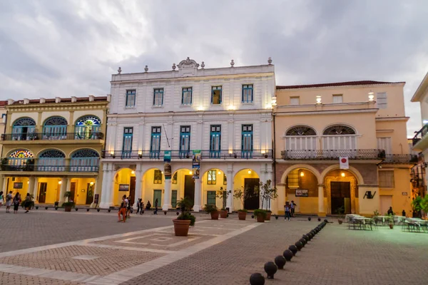 Havana, Küba - 22 Şubat 2016: Eski sömürge binaları Plaza Vieja Meydanı Havana Vieja '