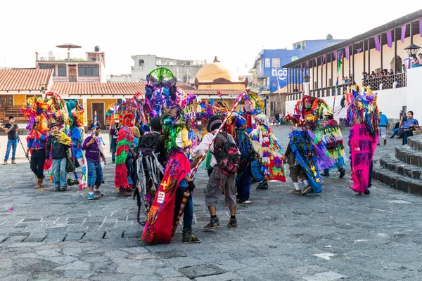 Santiago Atitlan Guatemala März 2016 Ureinwohner Bunten Kleidern Vor Der — Stockfoto