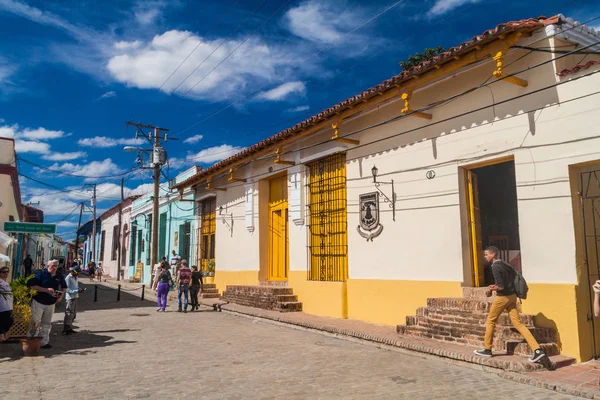 Camagüey, Cuba - 25 Ocak 2016: Camagüey San Juan de Dios meydanda renkli evleri