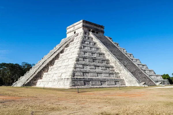 Maya arkeolojik sit Chichen Itza, Meksika içinde piramit tüylü yılan