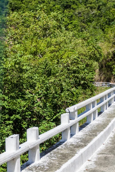 Guantanamo ve Baracoa, Küba arasındaki La Farola yol