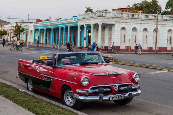 Cienfuegos, Cuba - 10 Şubat 2016: Vintage Dodge araba Paseo del Prado Street Cienfuegos, Cuba.