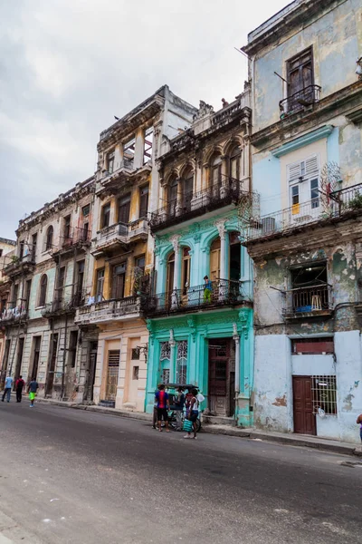 Havana, Küba - 22 Şubat 2016: Hayat eski Havana'da bir sokakta.