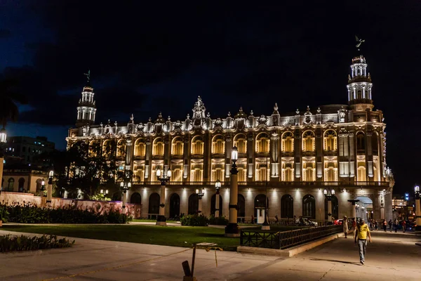 Havana, Küba - 22 Şubat 2016: Gece görünümü Gran Teatro de La Habana (büyük tiyatro Havana binanın)