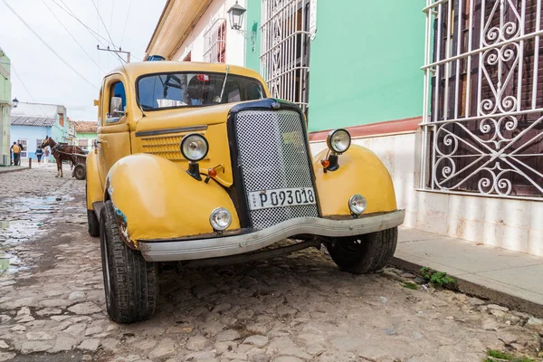 特立尼达和多巴哥 2016年2月8日 在古巴特立尼达和多巴哥中心的一条街道上的老式福特汽车 — 图库照片