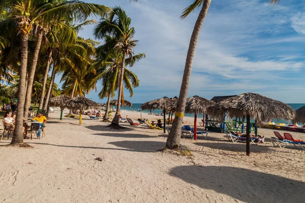 Playa vızıldamak, Küba - 9 Şubat 2016: Turist Playa vızıldamak Trinidad, Küba yakınındaki kumsalda güneşlenmek