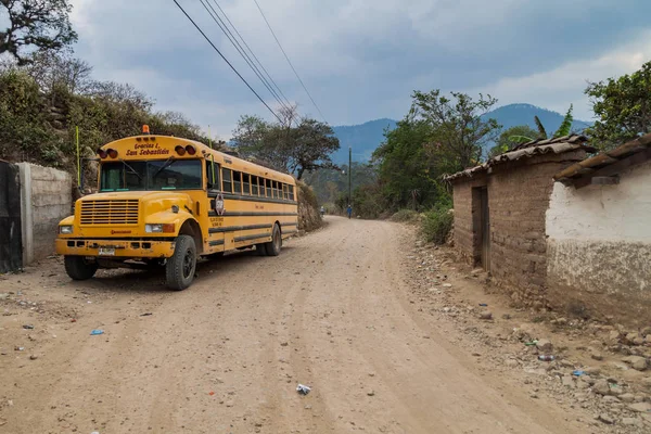 San Sebastian, Honduras - 15 Nisan 2016: Sarı eski okul otobüsü Street San Sebastian Köyü.