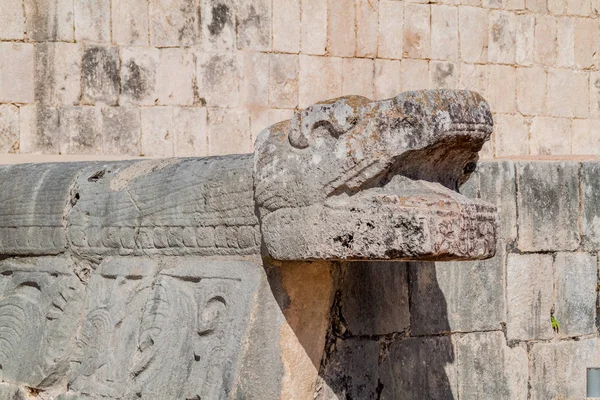 Maya arkeolojik sit Chichen Itza, Meksika büyük top oyunu mahkemede, heykel