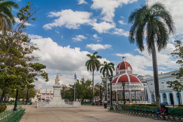 Cienfuegos, Cuba - 10 Şubat 2016: Cienfuegos, Cuba görünümü Parque Jose Marti meydanda.