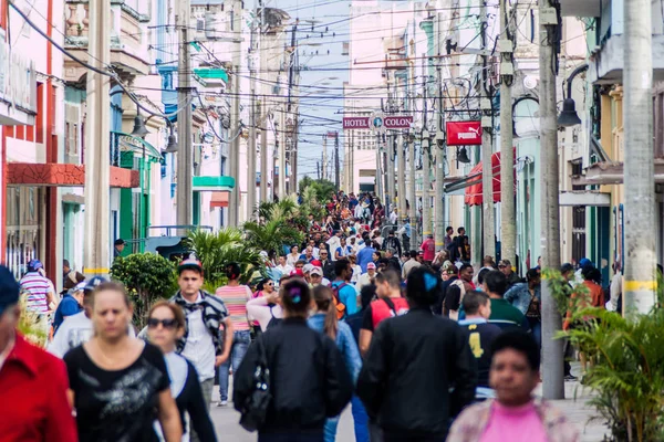 Camagüey, Cuba - 25 Ocak 2016: Camagüey merkezi bir yaya caddesi üzerinde insanlar yürümek.