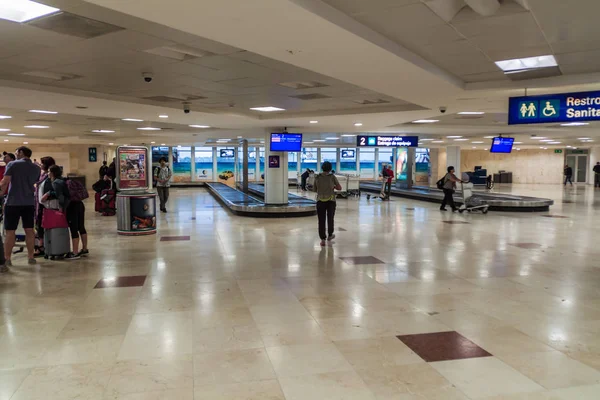 Cancun, Meksika - 24 Şubat 2016: Bagaj talep alan Cancun International Airport, Mexico