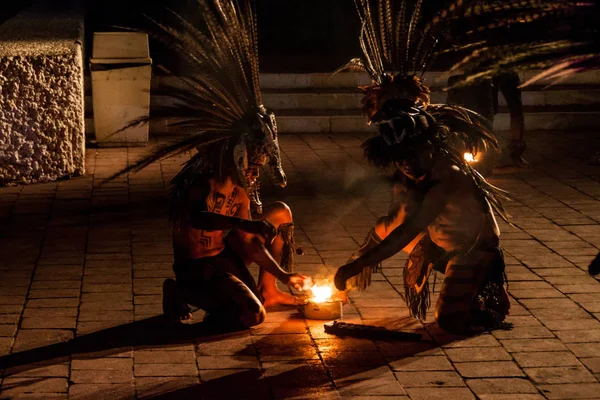 Chichen Itza, Meksika - 25 Şubat 2016: Yerli Maya dansçı performans Chichen Itza ruins yakınındaki.