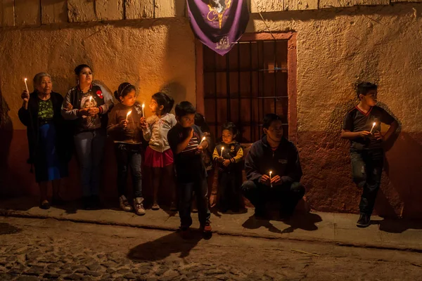 Antigua, Guatemala - 27 Mart 2016: Seyirci Paskalya Pazar Antigua Guatemala City gece alayı.