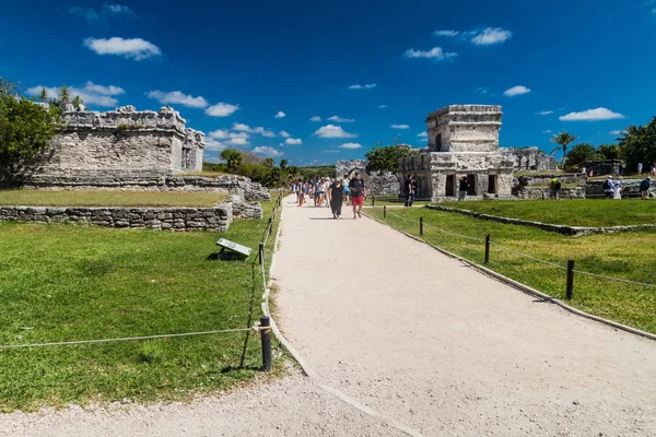 Tulum, Mexio - 29 Şubat 2016: Tulum, Meksika antik Maya şehir kalıntıları turist ziyaret
