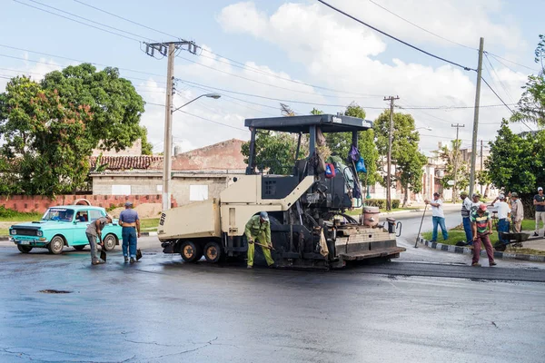 Camaguey Cuba Gennaio 2016 Lavori Costruzione Durante Asfaltazione Una Strada — Foto Stock