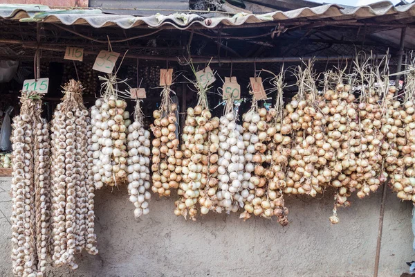 Camagüey, Küba'da Mercado Agropeculario (Tarım Market) Hatibonico adlı bir sarımsak demetleri