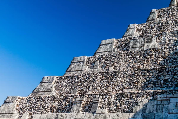 Piramit tüylü yılan Maya arkeolojik sit Chichen Itza, Meksika adımları detay