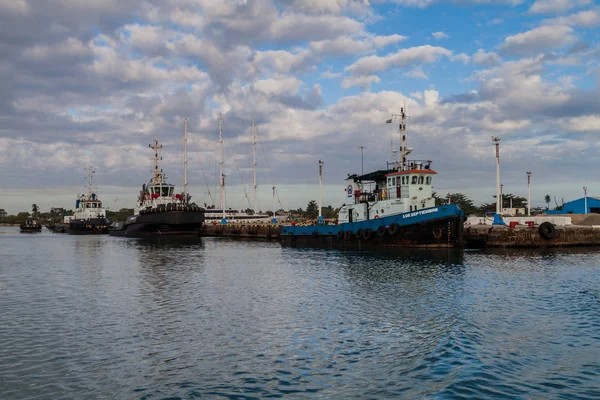 シエンフエゴスのポート キューバのシエンフエーゴス キューバ 2016 貨物船 — ストック写真
