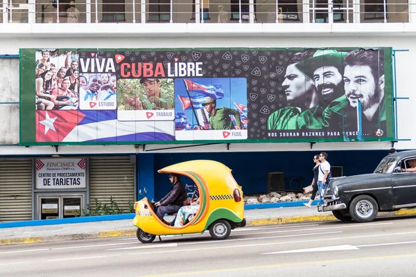 Havana, Küba - 21 Şubat 2016: Coco taksi ve Vedado mahalle Havana'nın propaganda poster.