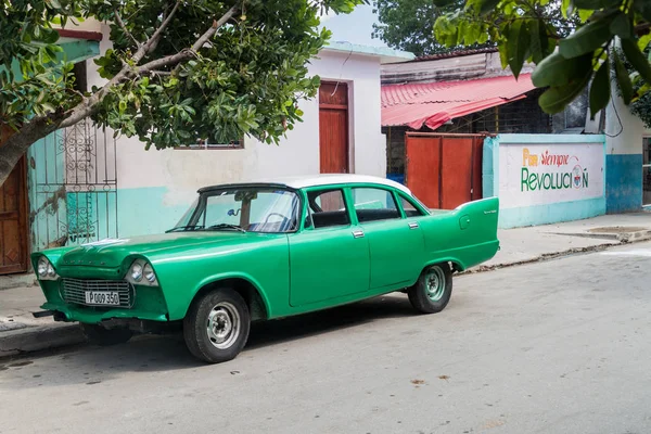 Cienfuegos, Cuba - 10 Şubat 2016: Vintage Dodge Kingsway Cienfuegos, Küba.