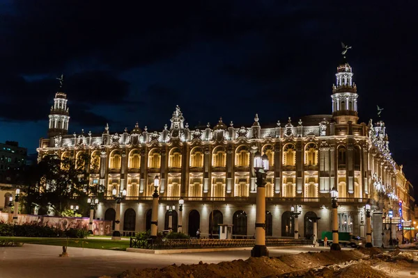 Havana, Küba - 22 Şubat 2016: Gece görünümü Gran Teatro de La Habana (büyük tiyatro Havana binanın)