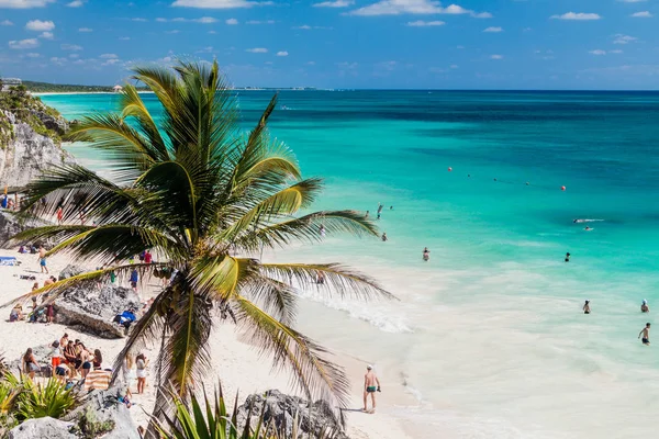 Tulum, Mexio - 29 Şubat 2016: Antik Maya şehir Tulum, Meksika kalıntıları altında sahilde turist