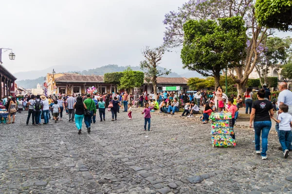 Antigua, Guatemala - 25 Mart 2016: Plaza Mayor Meydanı şehirde Antigua Guatemala, Guatemala nda insanların kalabalıklar.