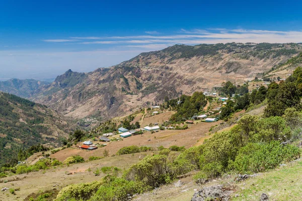 Kuzey Guatemala dağlarında küçük köy